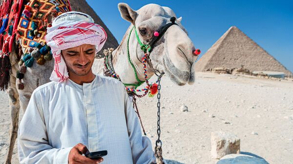 Бедуин с телефоном в Гизе