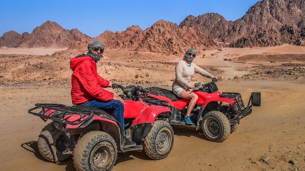 Туристы на квадроциклах в долине Эхо недалеко от Шарм-эш-Шейха, Египет