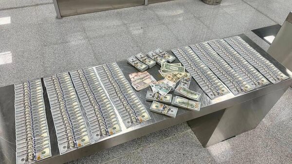 Изъятые у россиянина, прилетевшего из Кувейта 100 тыс. долларов