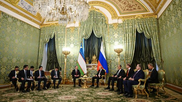 Президент РФ Владимир Путин и президент Узбекистана Шавкат Мирзиеев на переговорах в Москве