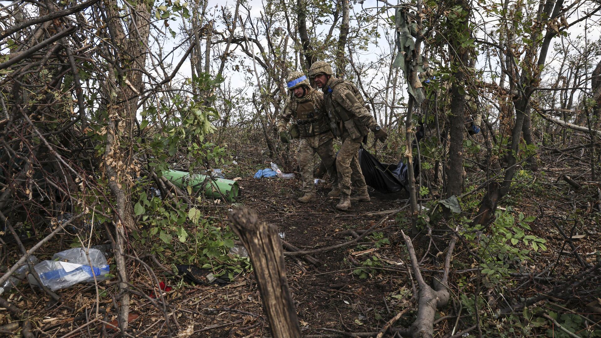 Украинские военнослужащие несут мешок с трупом убитого украинского солдата в Донецкой области - РИА Новости, 1920, 17.11.2023