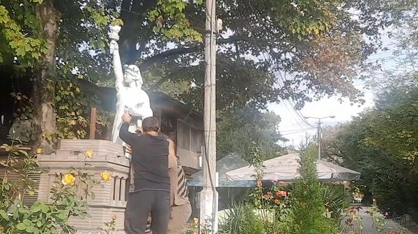 Демонтаж Статуи Свободы в Крыму
