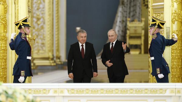 Президент РФ Владимир Путин и президент Узбекистана Шавкат Мирзиеев во время встречи в Москве