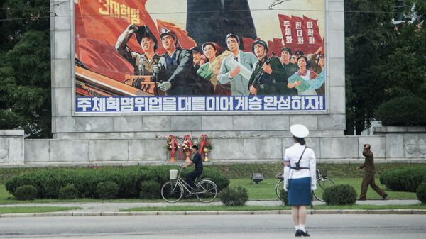 Жители Пхеньяна в центре города
