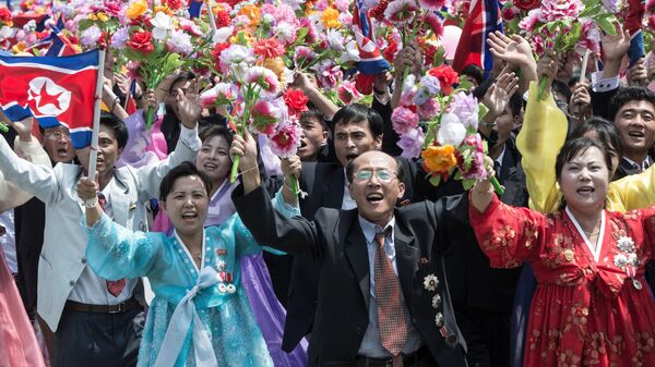 Жители Пхеньяна во время демонстрации, посвященной 60-летию окончания Корейской войны