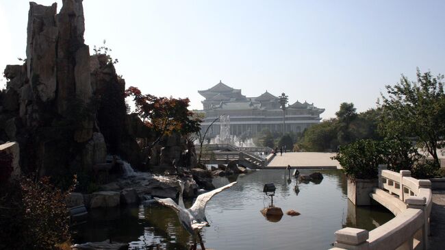 Парк около Дворца Учебы в Пхеньяне