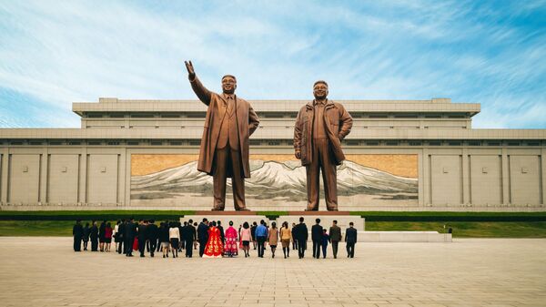 25-метровые статуи Ким Ир Сена и Ким Чен Ира в Пхеньяне около Музея Корейской революции