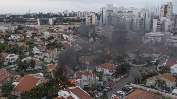 Пожар в Ашкелоне после ракетного обстрела со стороны сектора Газа