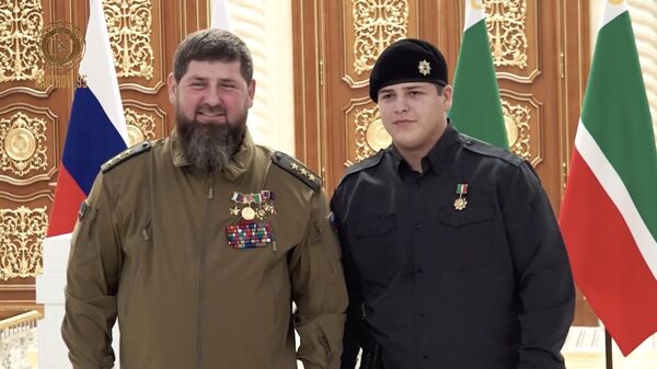 Глава Чечни Рамзан Кадров с сыном Адамом на церемонии награждения. Кадр видео1
