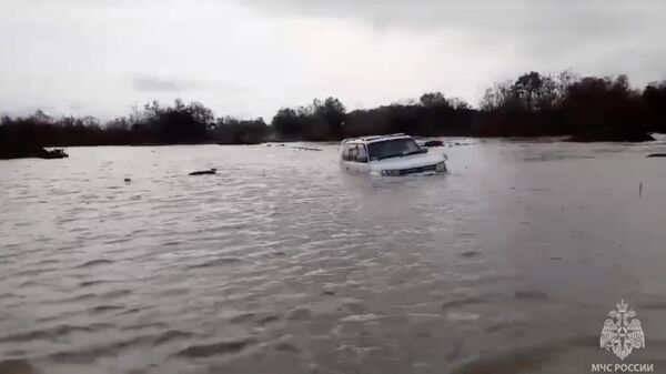 Затопленный автомобиль в Южно-Сахалинске. Кадр видео