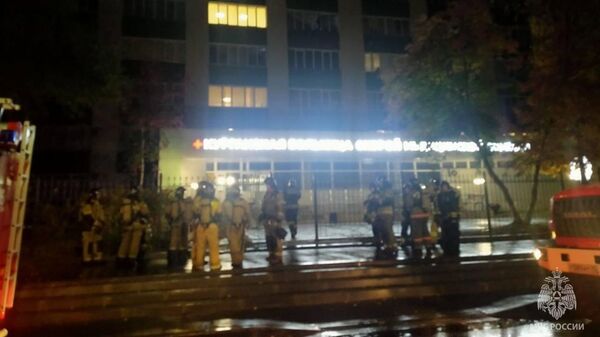Сотрудники МЧС возле Курганской больницы скорой медицинской помощи, где произошел пожар