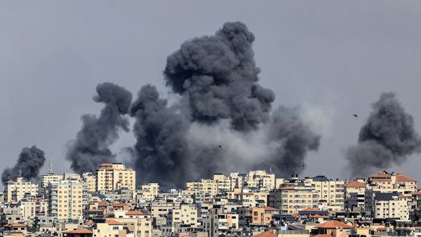 Дым над Газой после авиаудара ВВС Израиля 