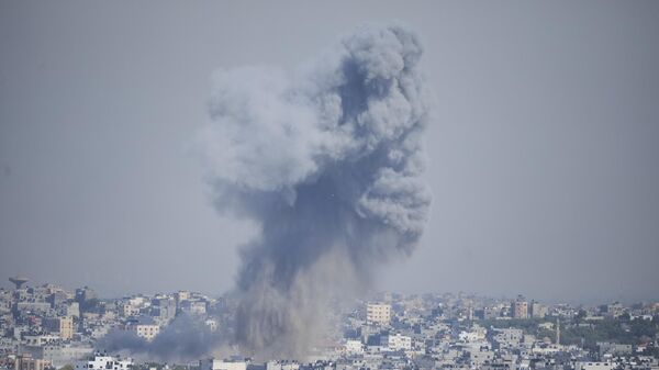Дым над Газой после авиаудара ВВС Израиля 