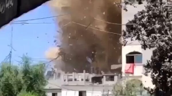 Момент разрушения здания после ракетного удара