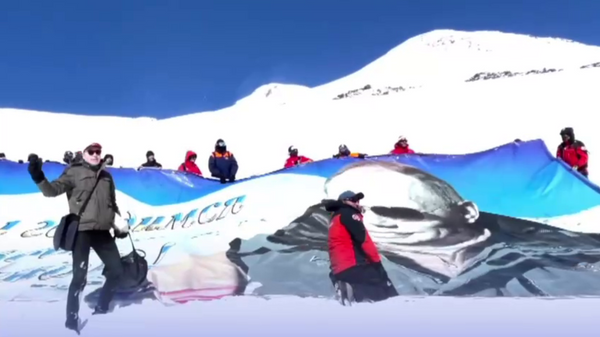На Эльбрусе на высоте 4100 метров развернули баннер с изображением Президента РФ Владимира Путина