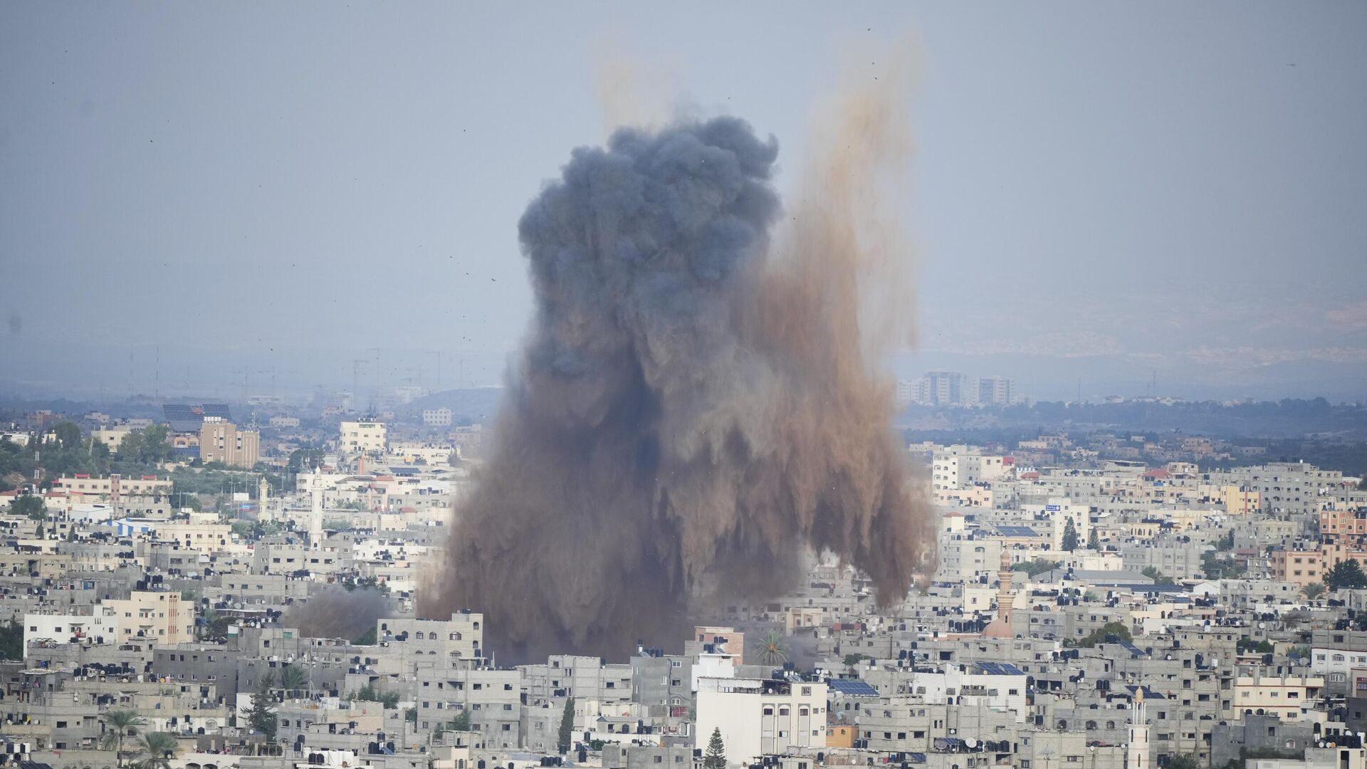 Дым над Газой после авиаудара ВВС Израиля - РИА Новости, 1920, 04.11.2023