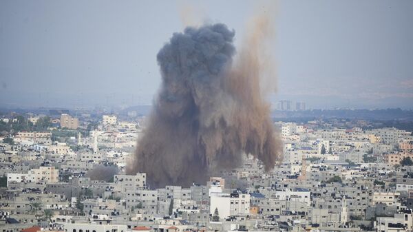 Дым над Газой после авиаудара ВВС Израиля