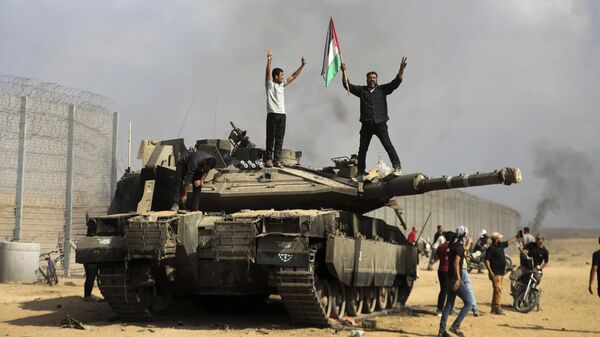 Палестинские бойцы на захваченном израильском танке Меркава