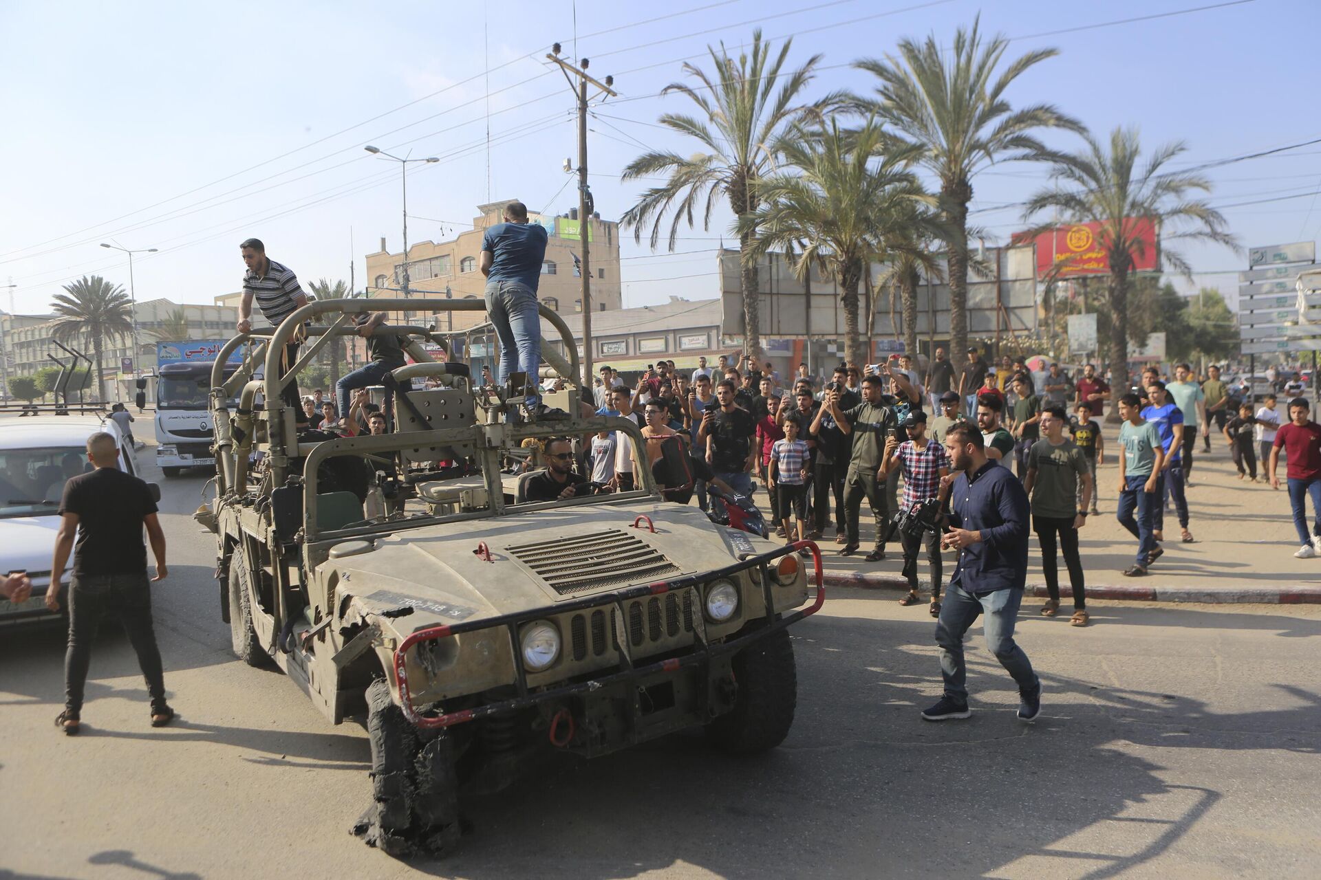 Палестинские бойцы едут на захваченной израильской военной машине в секторе Газа - РИА Новости, 1920, 09.10.2023