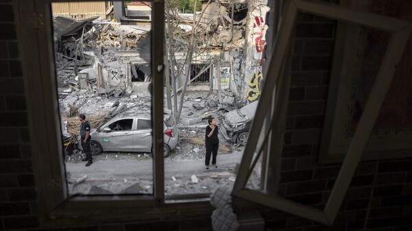 Последствия ракетного удара по Тель-Авиву со стороны сектора Газа