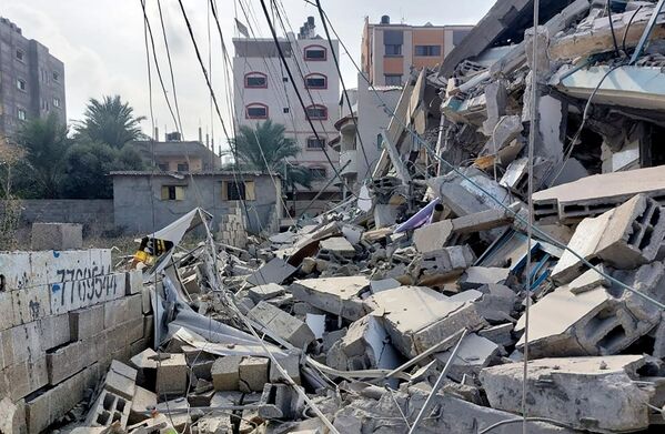 Обломки зданий, пострадавших в результате ракетных ударов ВС Израиля по Газе