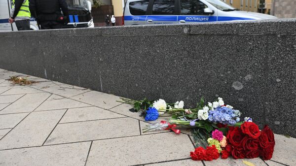 Цветы у здания посольства Израиля в Москве