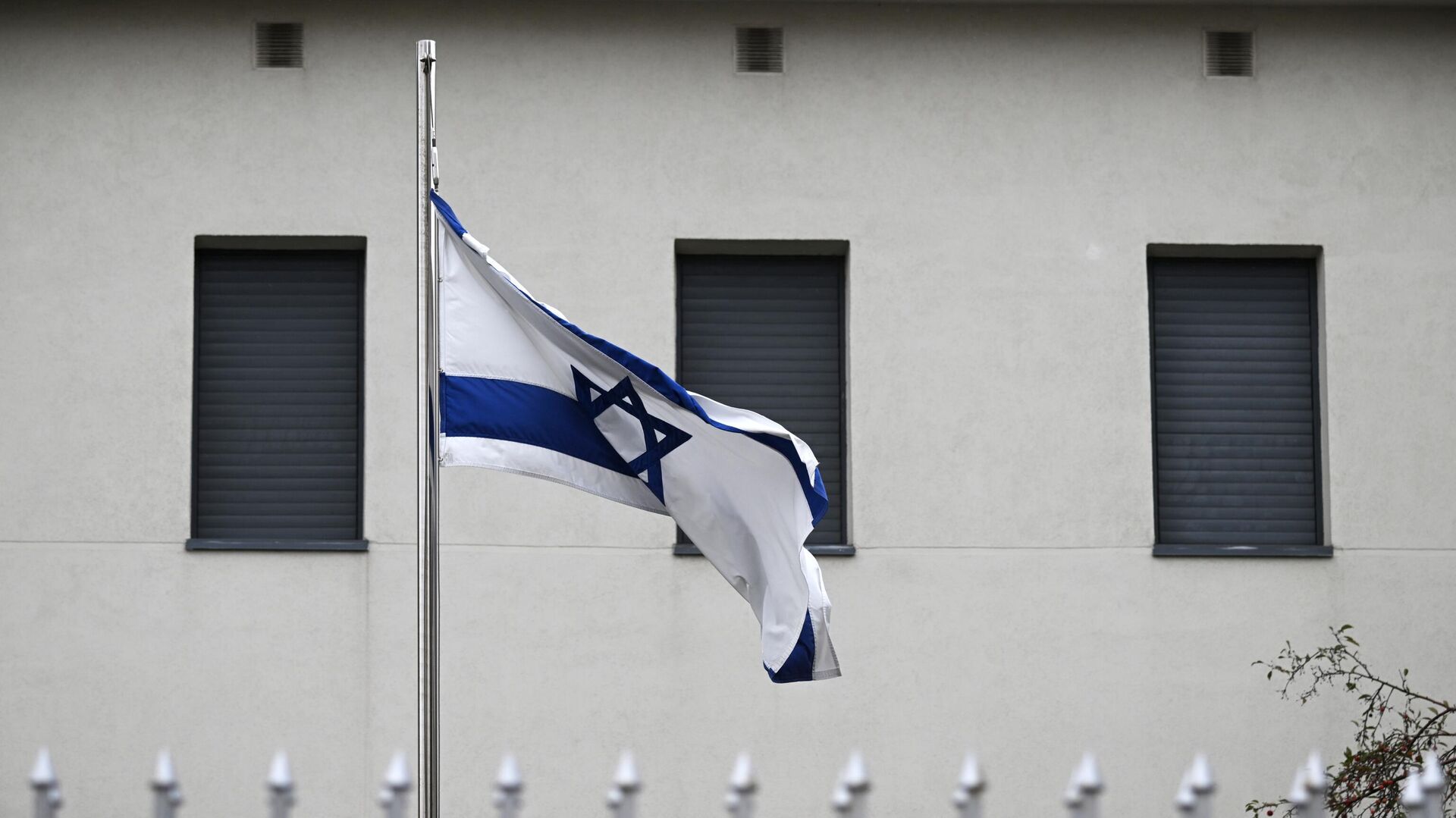 Приспущенный государственный флаг на территории посольства Израиля в Москве - РИА Новости, 1920, 08.10.2023
