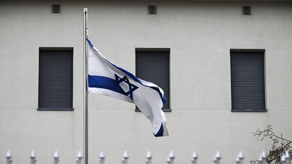 Приспущенный государственный флаг на территории посольства Израиля в Москве