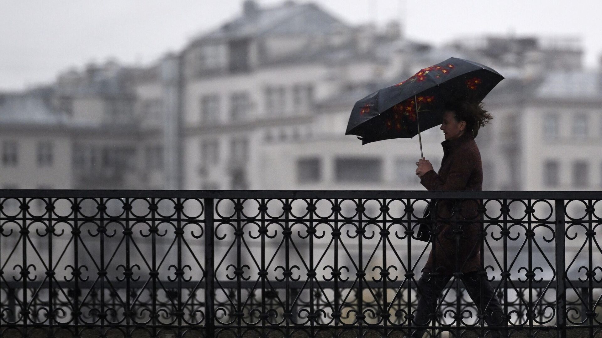 Мужчина под зонтом на одной из улиц в центре Москвы - РИА Новости, 1920, 03.06.2024