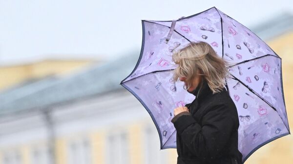 Девушка под зонтом в непогоду. Архивное фото