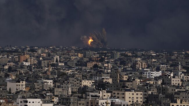 Дым над Газой после авиаудара ВВС Израиля