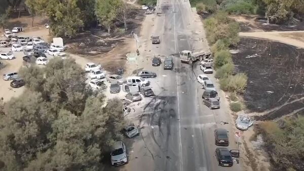 Разбитые автомобили на месте нападения на участников фестиваля на юге Израиля