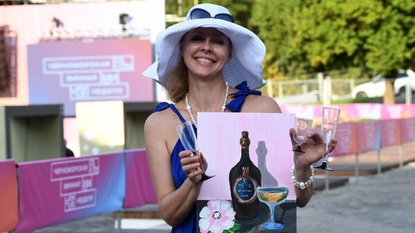 Посетительница на гастрономическом фестивале Черноморская винная неделя в Абрау-Дюрсо