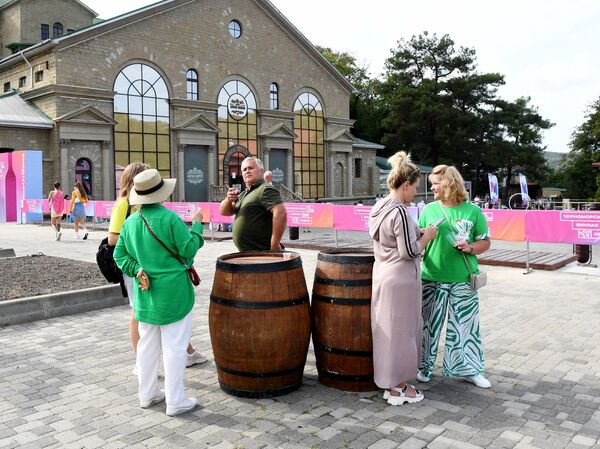 Винное подворье фестиваля в Абрау-Дюрсо (дегустационная зона) Винное подворье фестиваля в Абрау-Дюрсо (дегустационная зона)