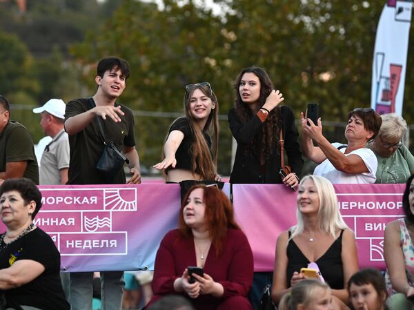 Зрители винной недели в Абрау-Дюрсо Зрители винной недели в Абрау-Дюрсо