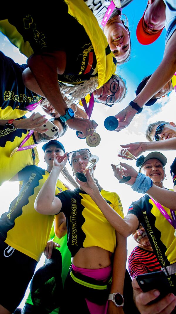 Финал забега. Шампанское для участников Финал забега. Шампанское для участников