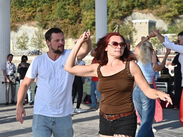 Фестивальный мастер-класс по сальсе и бачате в амфитеатре Абрау-Дюрсо Фестивальный мастер-класс по сальсе и бачате в амфитеатре Абрау-Дюрсо