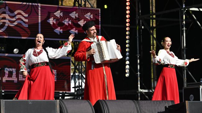 Концерт на главной сцене фестиваля. Кубанский ансамбль казачьей песни Славица