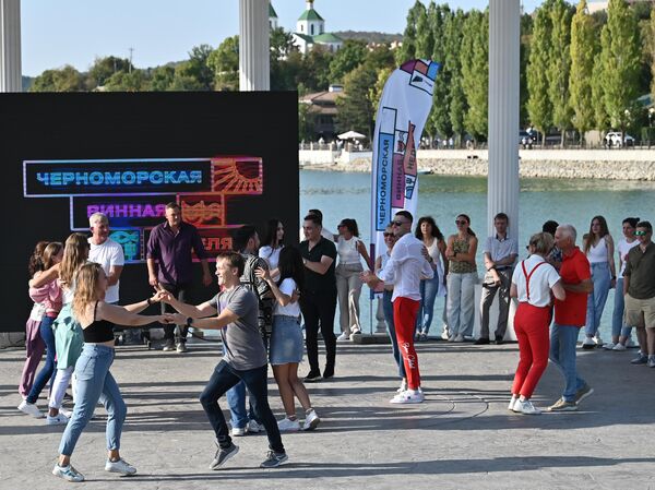 Танцевальный мастер-класс на Черноморской винной неделе Танцевальный мастер-класс на Черноморской винной неделе