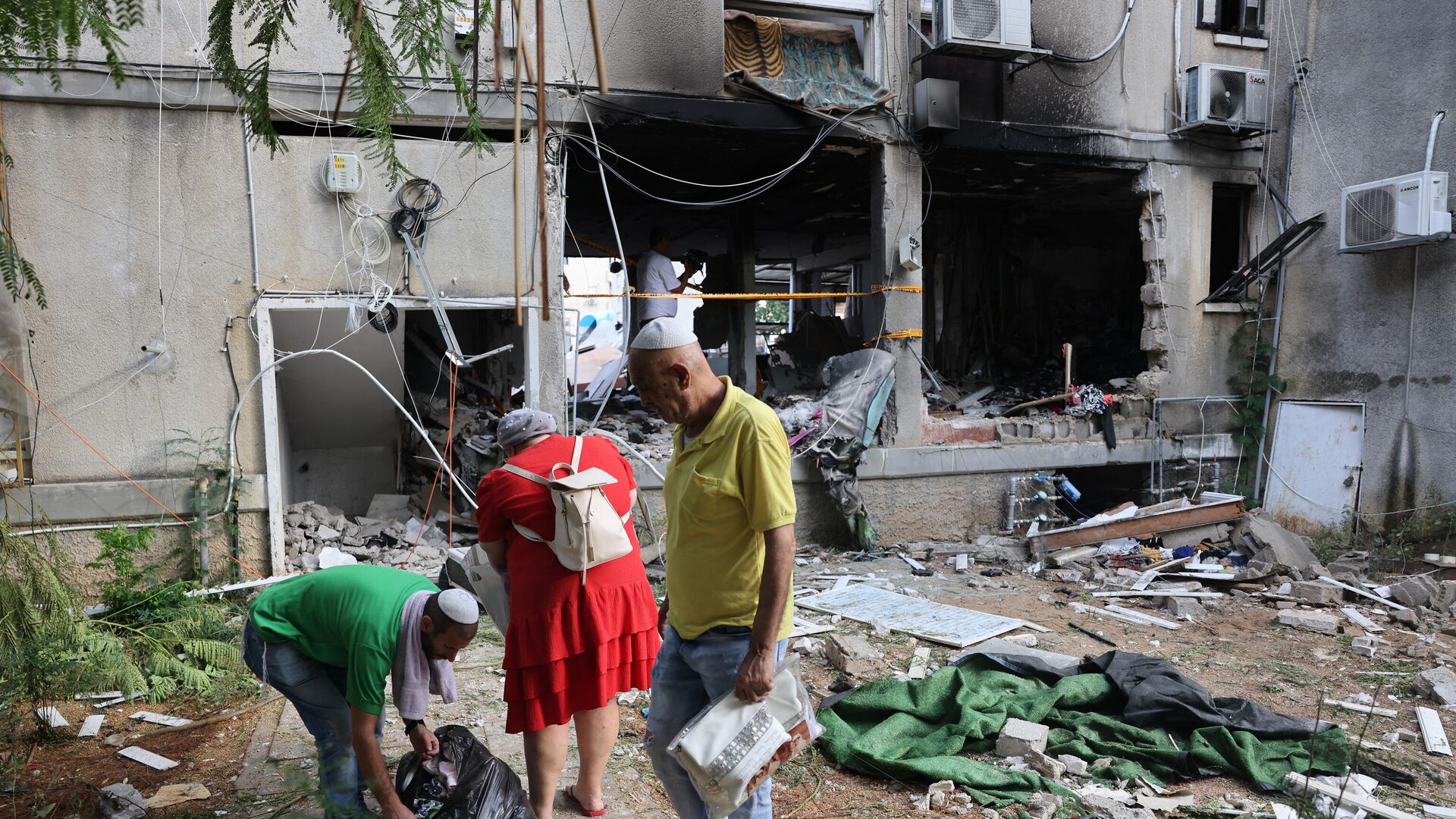 Вид разрушений в южном городе Ашкелон 9 октября 2023 года после того, как ночью в здание попала ракета из сектора Газа - РИА Новости, 1920, 09.10.2023