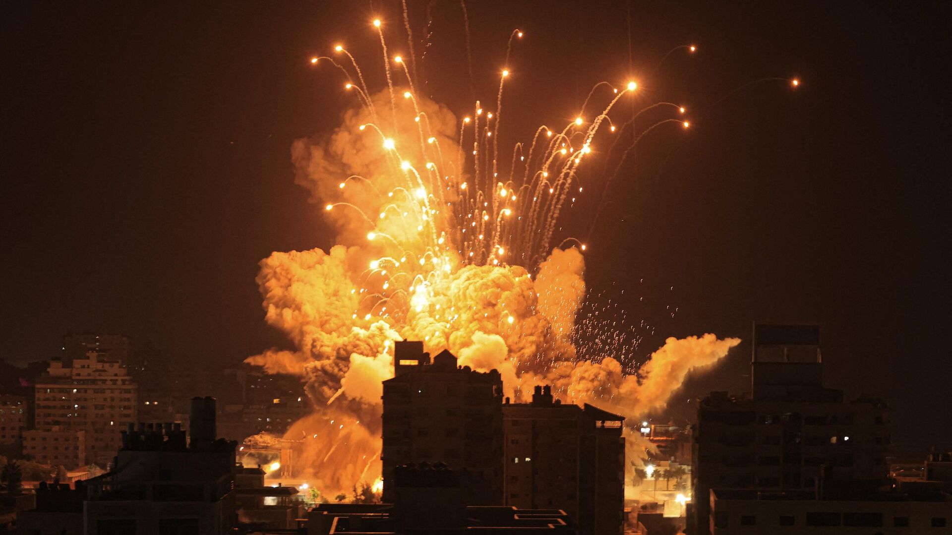 Разрыв ракеты над городом Газа во время авиаудара со стороны Израиля - РИА Новости, 1920, 08.10.2023
