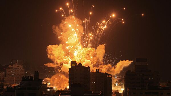 Разрыв ракеты над городом Газа во время авиаудара со стороны Израиля