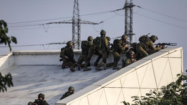 Израильские солдаты на позиции возле в городе Сдероте