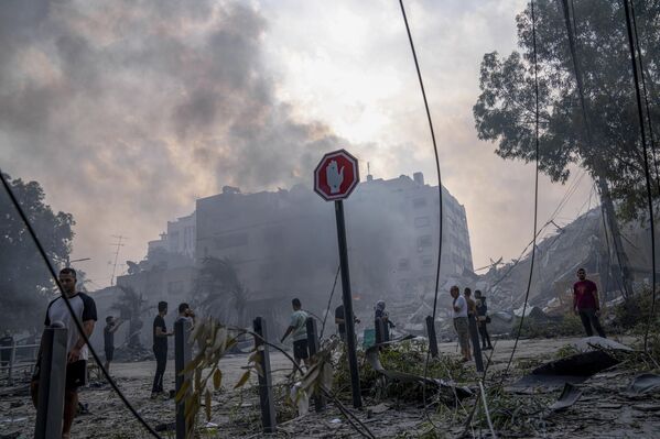 Последствия авиаударов Израиля в городе Газа