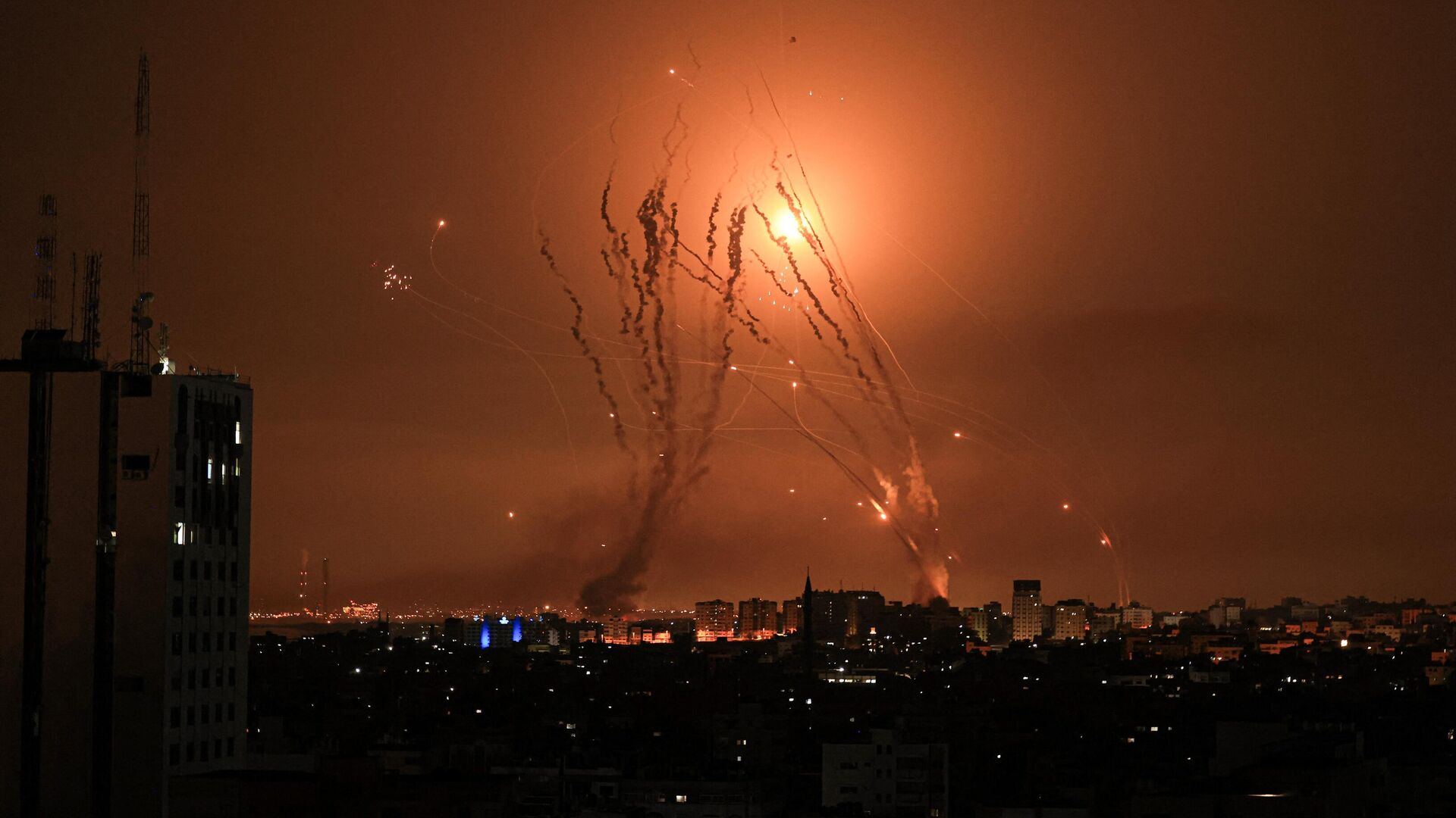 Израильский противоракетный комплекс Железный купол ведет перехват ракет, выпущенных из сектора Газа, над городом Нетивот. 8 октября 2023 - РИА Новости, 1920, 09.10.2023