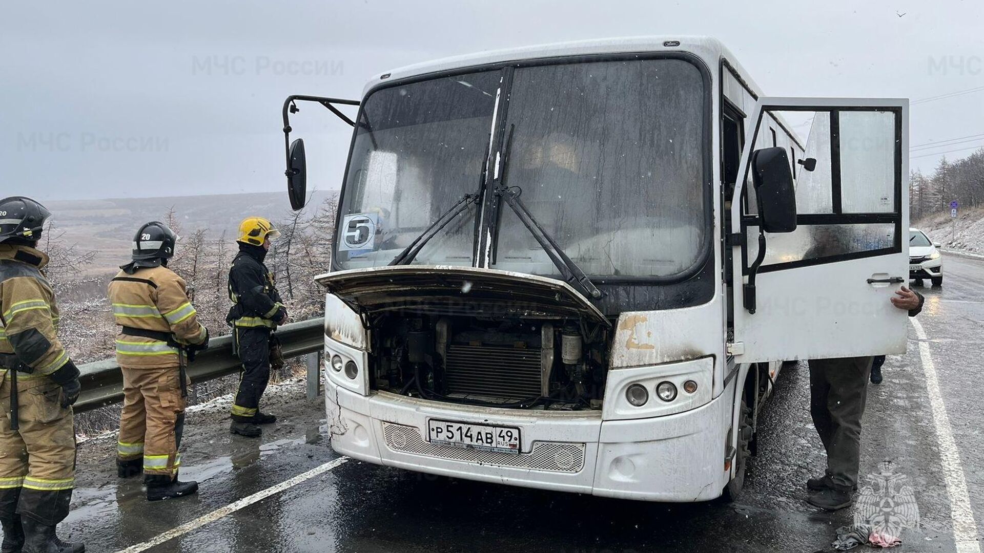 Рейсовый автобус, следовавший из пригорода в Магадан, в котором произошло возгорание. 9 октября 20231