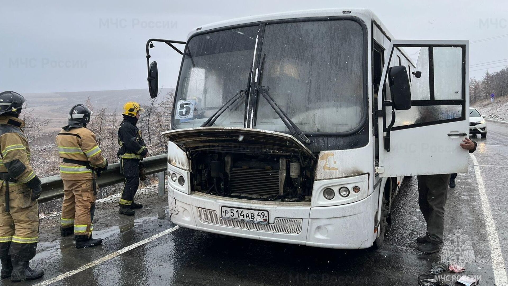 Рейсовый автобус, следовавший из пригорода в Магадан, в котором произошло возгорание. 9 октября 2023 - РИА Новости, 1920, 09.10.2023