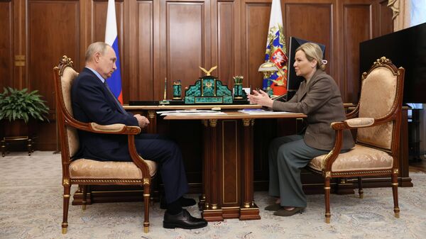 Президент РФ Владимир Путин и министр культуры РФ Ольга Любимова во время рабочей встречи