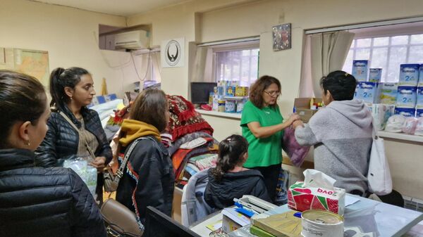 Беженцы из Нагорного Карабаха пришли к волонтерам за одеялами