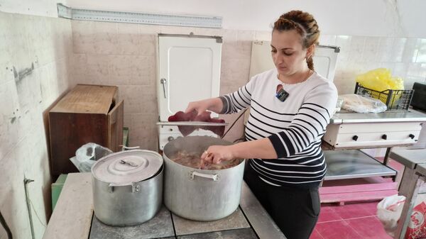 Беженка из Нагорного Карабаха варит баранину